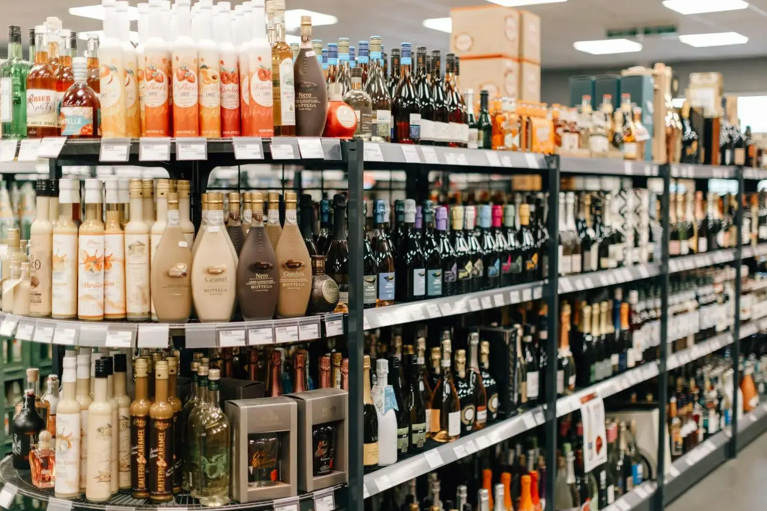 Ingrid Kratzer – Produktregal im Supermarkt