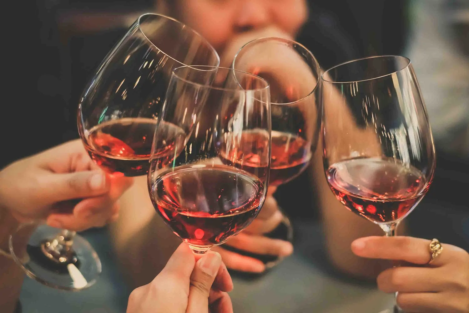 Menschen jubeln Wein genießen Party bis in die Nacht Geschäftsleute Party Feier Erfolg Konzept 